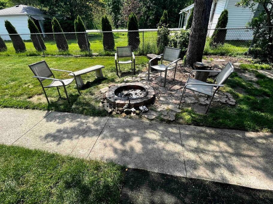 Blue Birdhouse - Indiana Dunes - Pet Friendly Chesterton Exterior photo